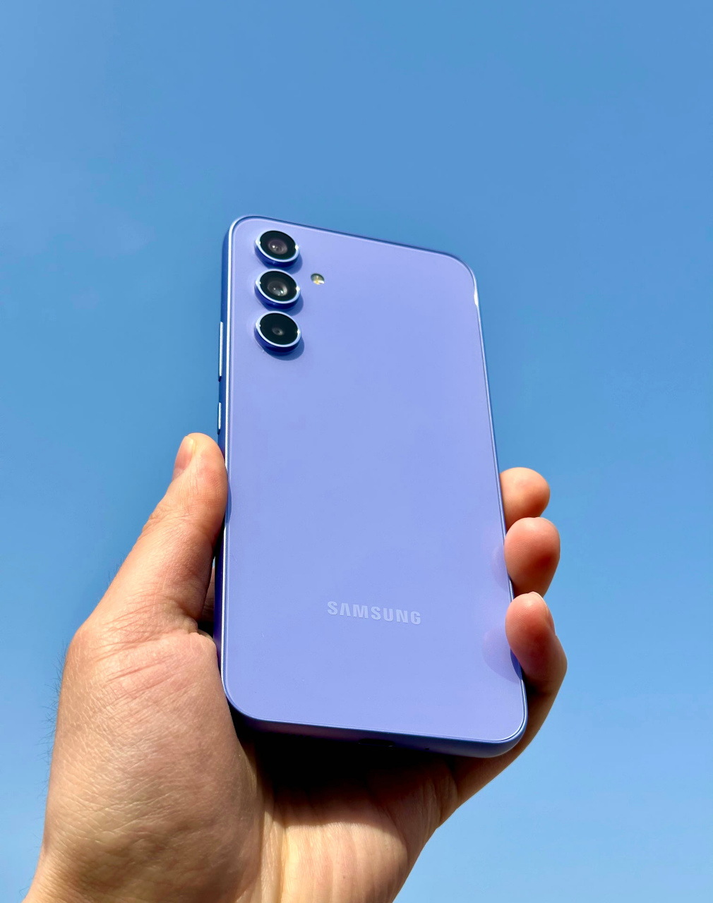 三星 galaxy a54浅薰紫,国际厂在外观设计上不太喜欢花里胡哨,就简单