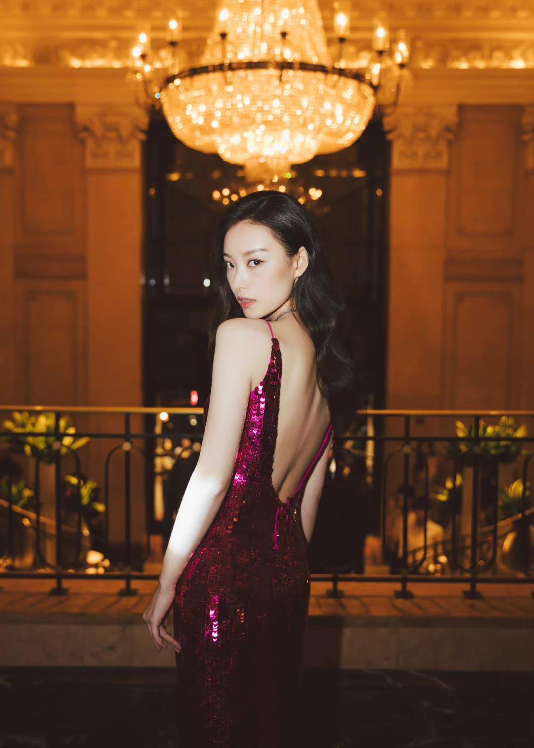 倪妮和景甜同穿一款裙子,两人都不尴尬,美女撞衫是没有意义的!