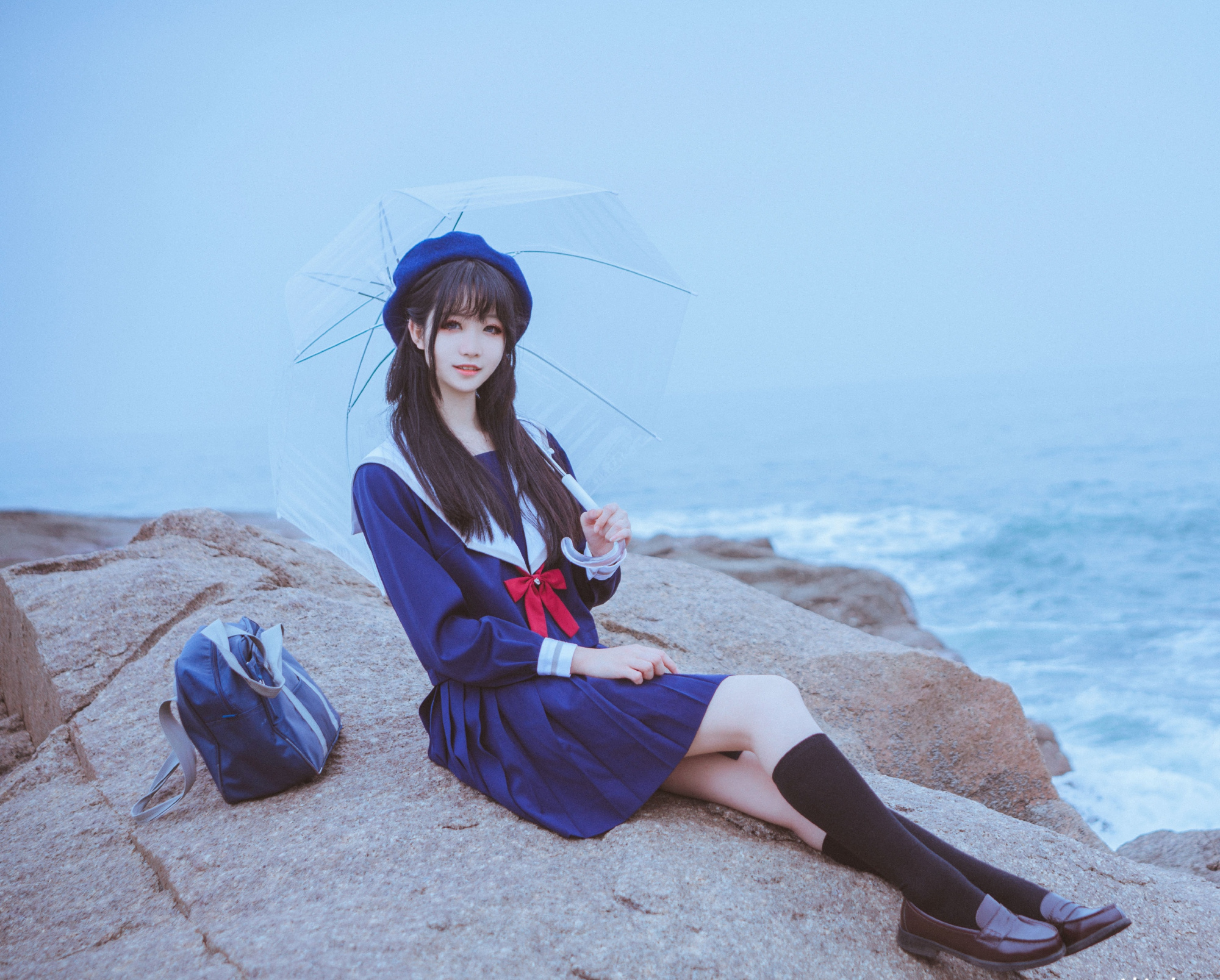 一个人看海的jk少女,从海边吹来的风,扬起了她蓝色的百褶裙