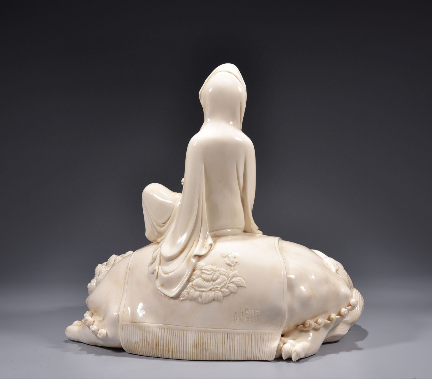 何朝宗款德化白瓷猪油白望天吼观音坐像 尺寸:高33厘米,长36厘米,宽24