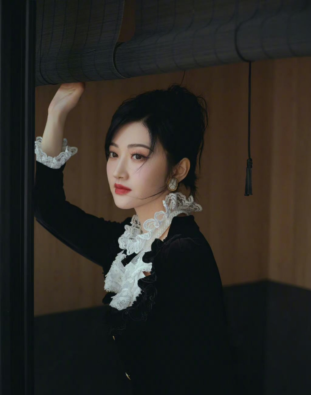 景甜蕾丝开叉黑裙