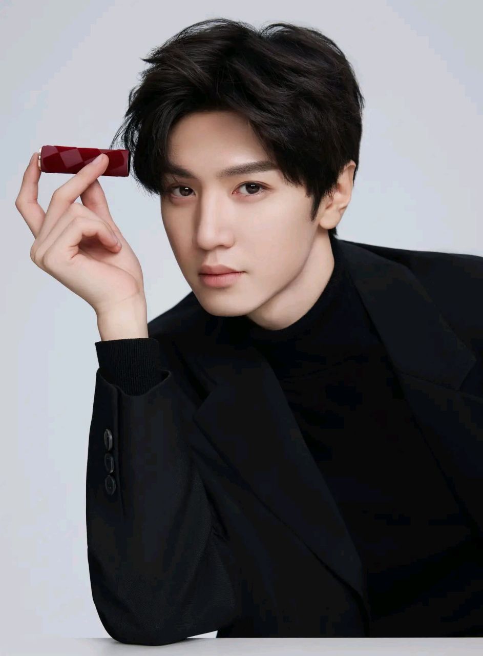 陈哲远,不愧是深大校草  之前做过深圳大学的校服模特,15年参加《流行