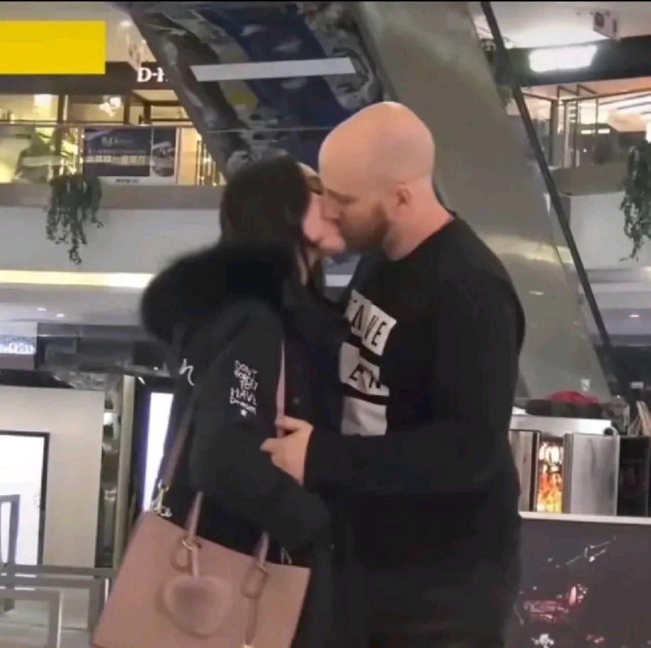 这两个老外做的在街头索吻百人搭讪实验,就是在公共场合向中国女子