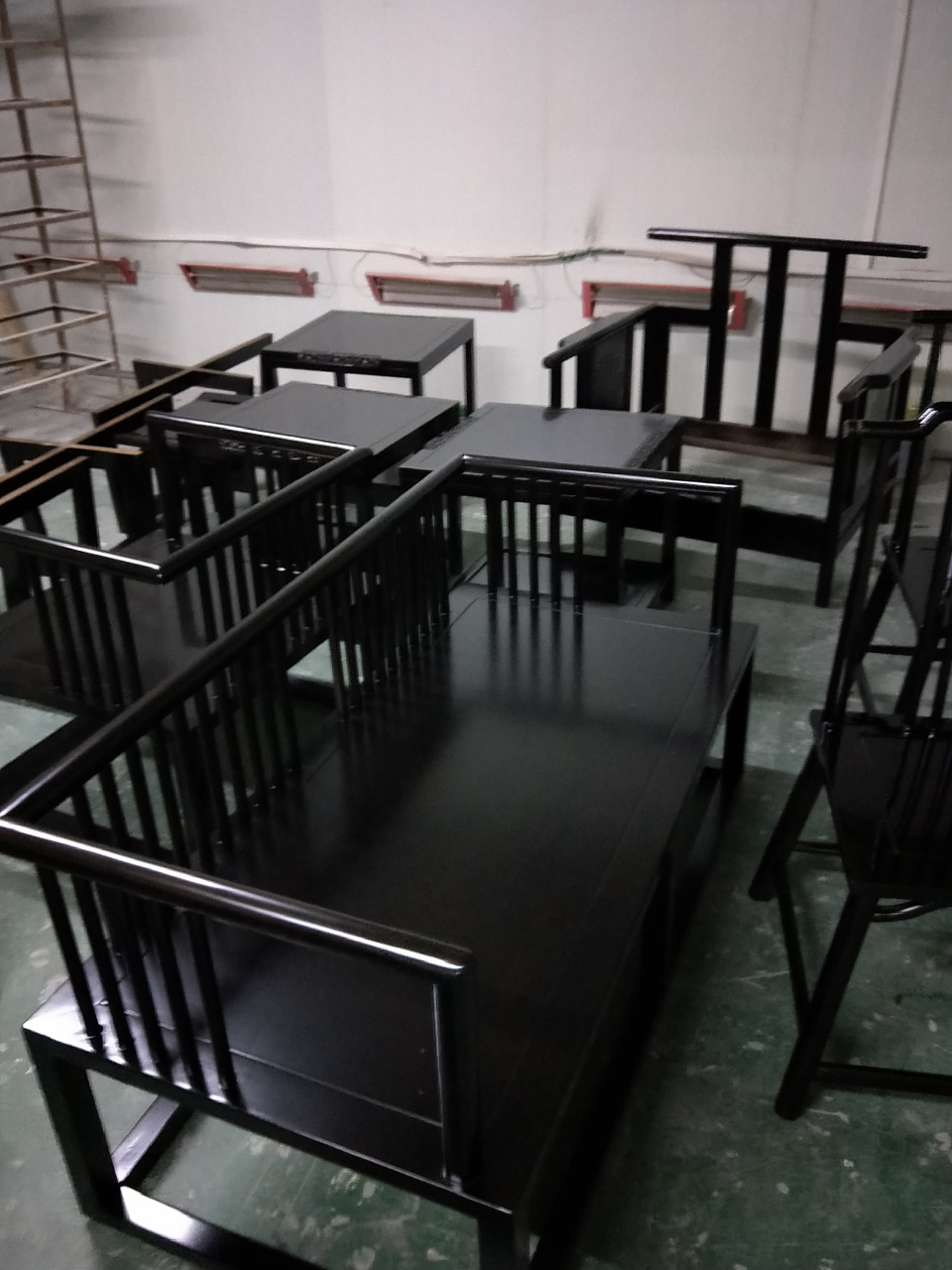 黑檀木家具属于高端档次的家具,很多人会选用黑檀木作为制作家具的