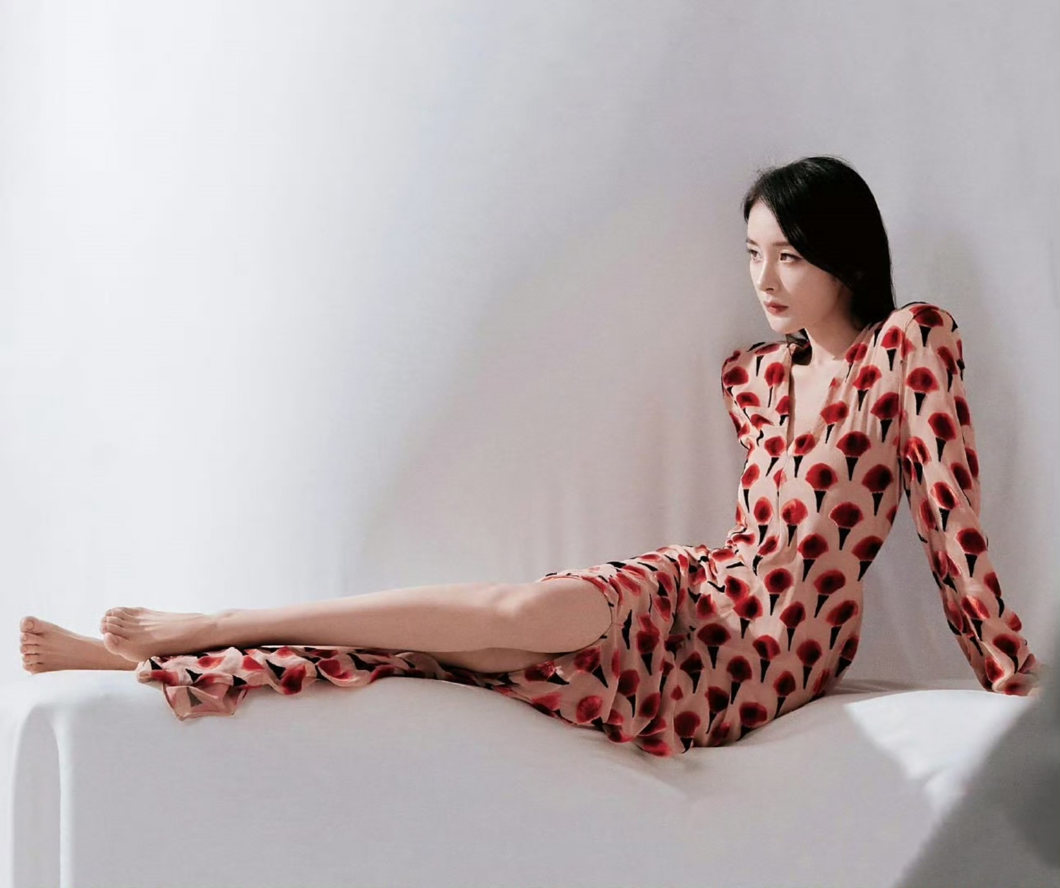 杨幂光脚拍摄时尚大片