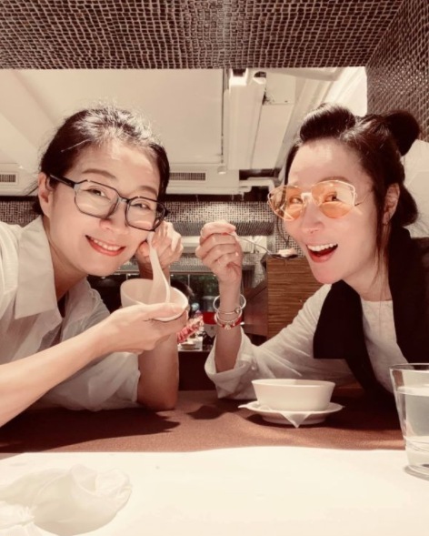 林千钰离婚后首晒近照,跟闺蜜欢聚一脸幸福