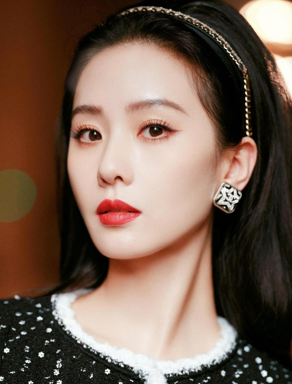 看刘诗诗的侧脸冷艳高贵,秀气迷人,好酷啊!#刘诗诗# #娱乐