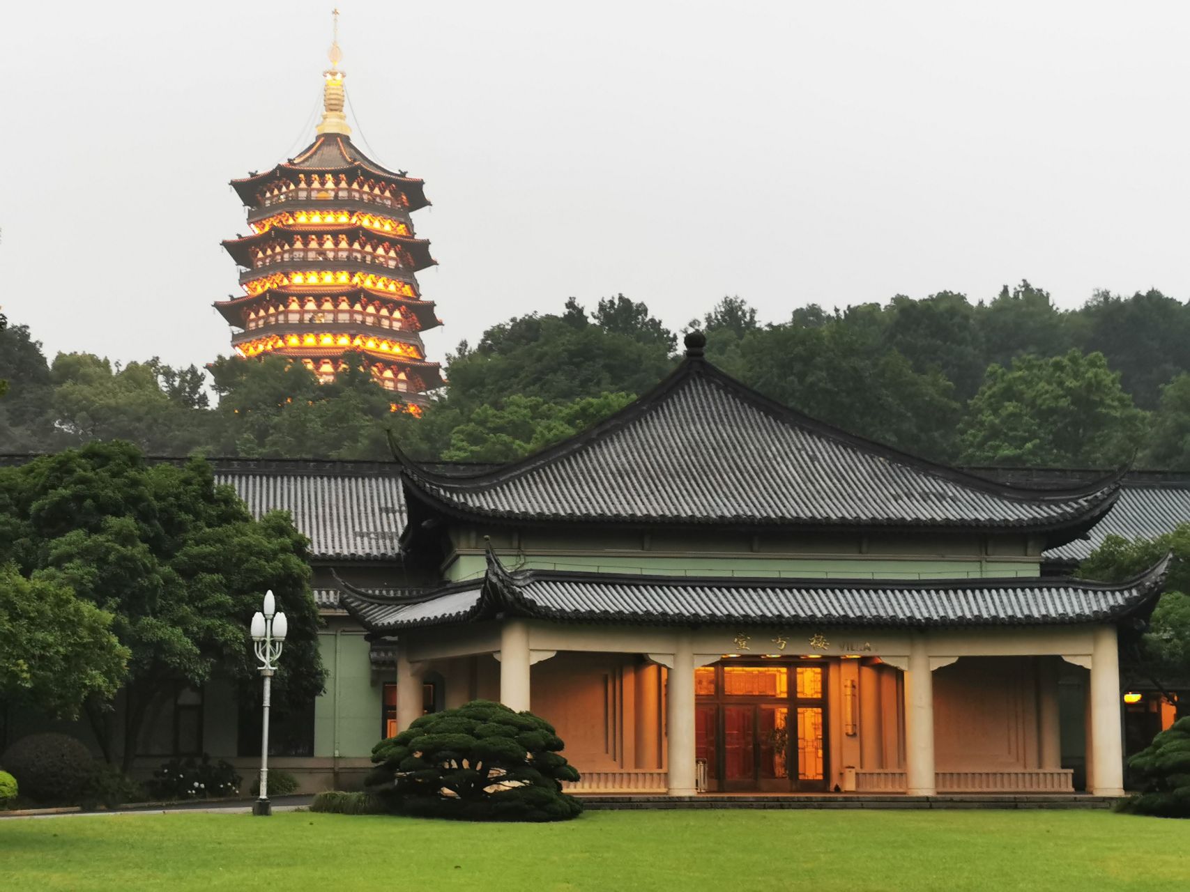 西子宾馆,别名汪庄,原系汪裕泰茶庄,宾馆位于杭州"西湖十景"之一的"