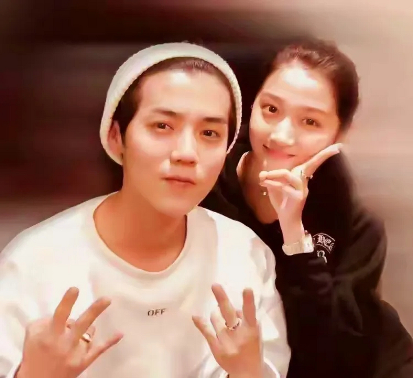 关晓彤与范丞丞拍吻戏,网友在鹿晗账号下留言:你还不赶紧去把关晓彤