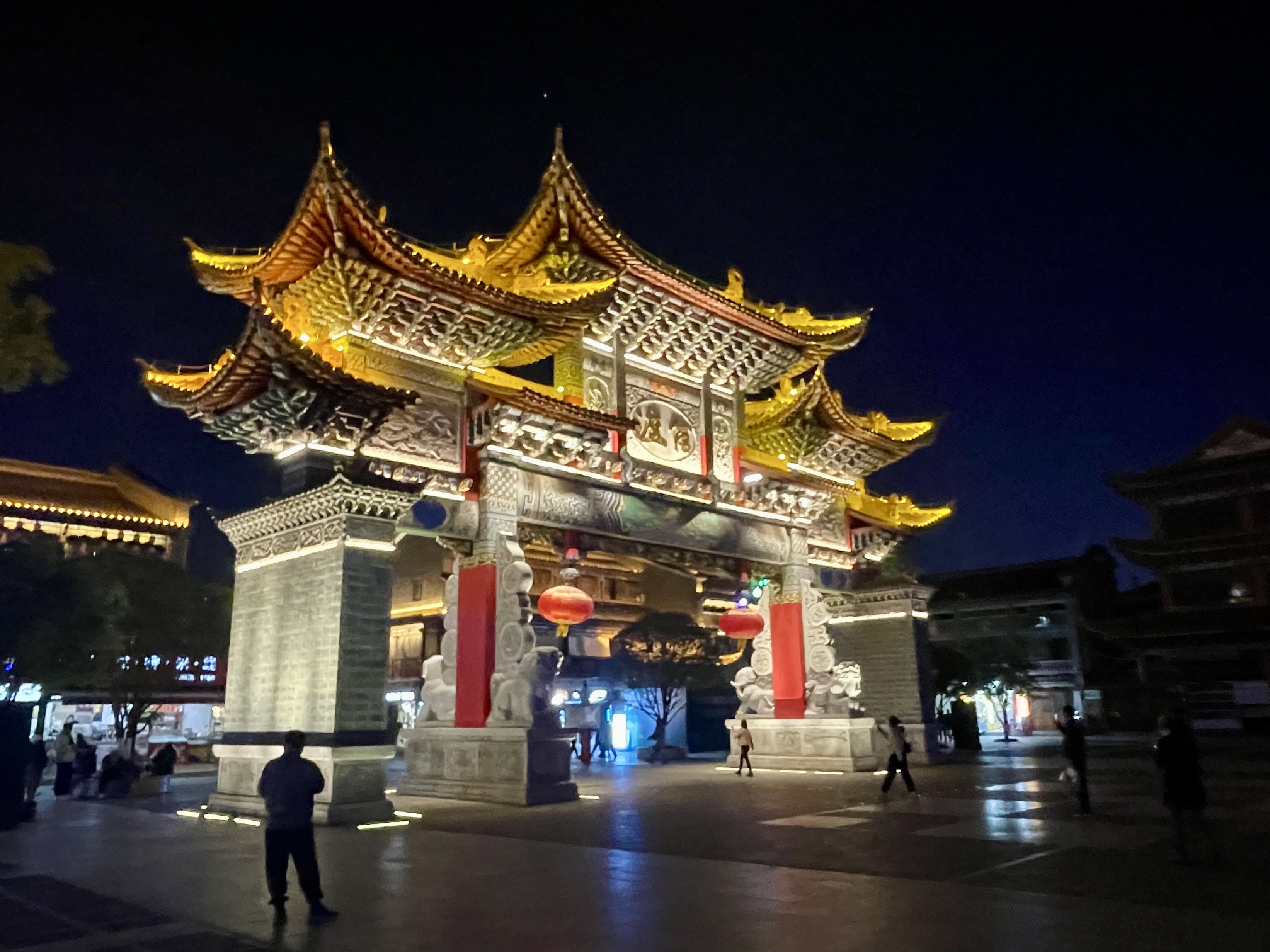 百度秋冬打卡挑战赛# 昆明城南夜色下的官渡古镇别有一番意境 由于
