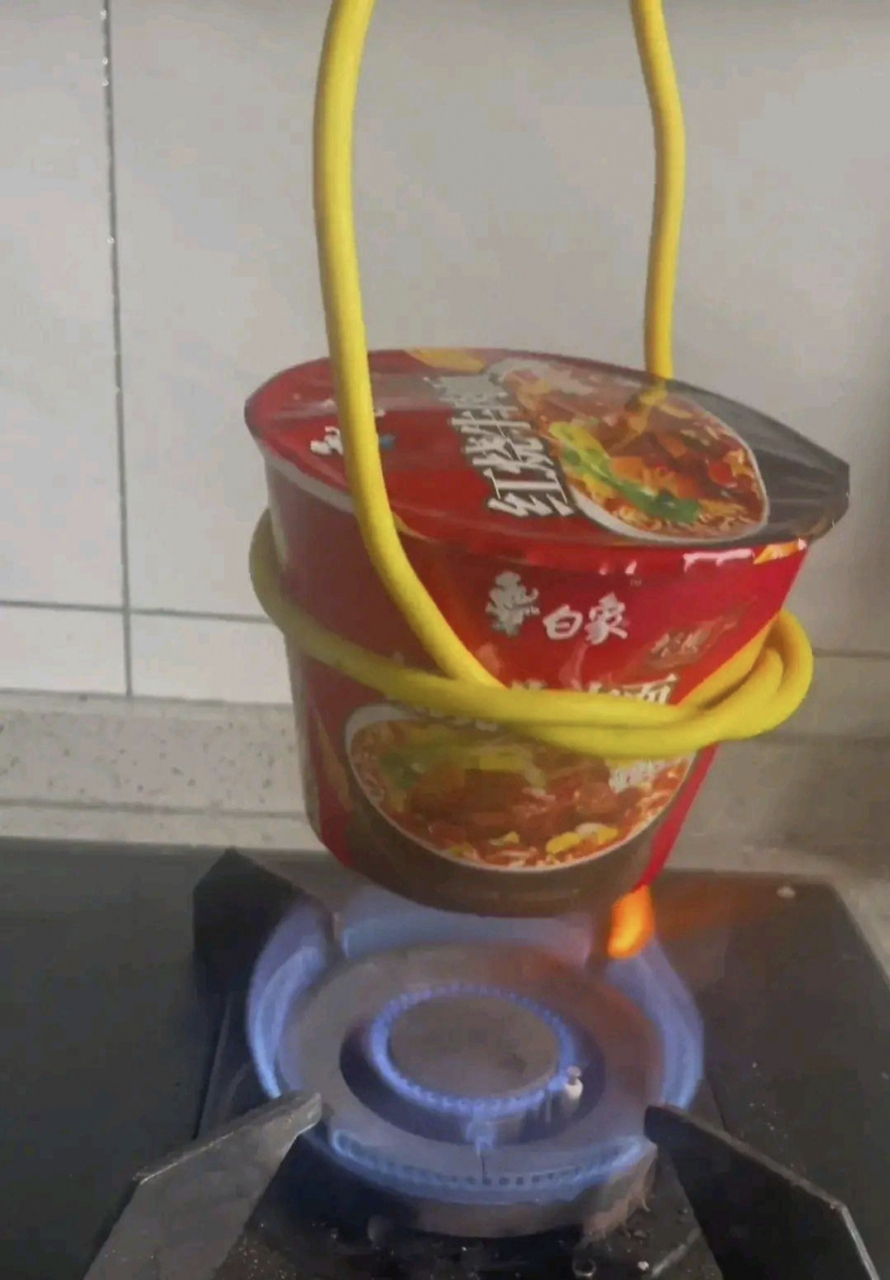 饿了,简简单单吃个泡面!#趣图搞笑