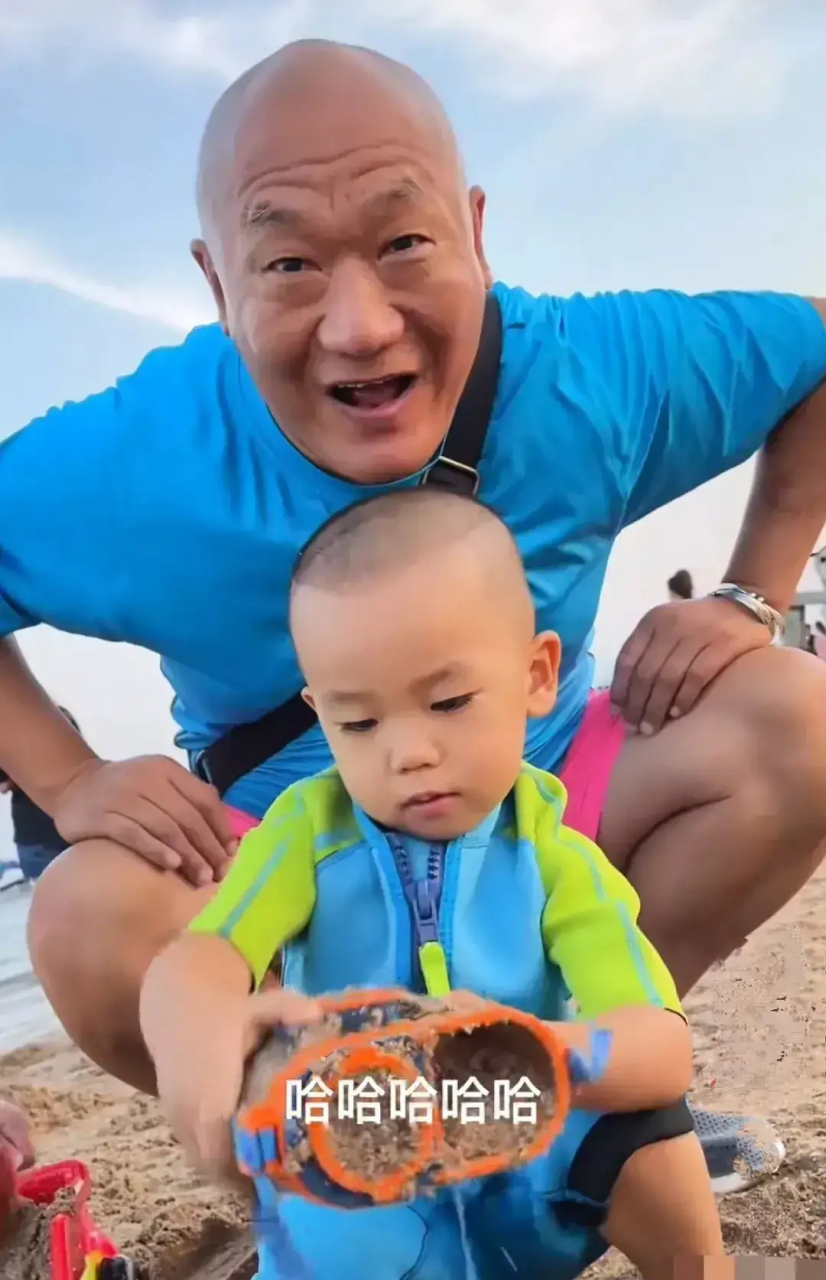 九十年代凭着《笑脸》走红的侯耀明,晒岀与儿子在沙发上游玩的照片,年