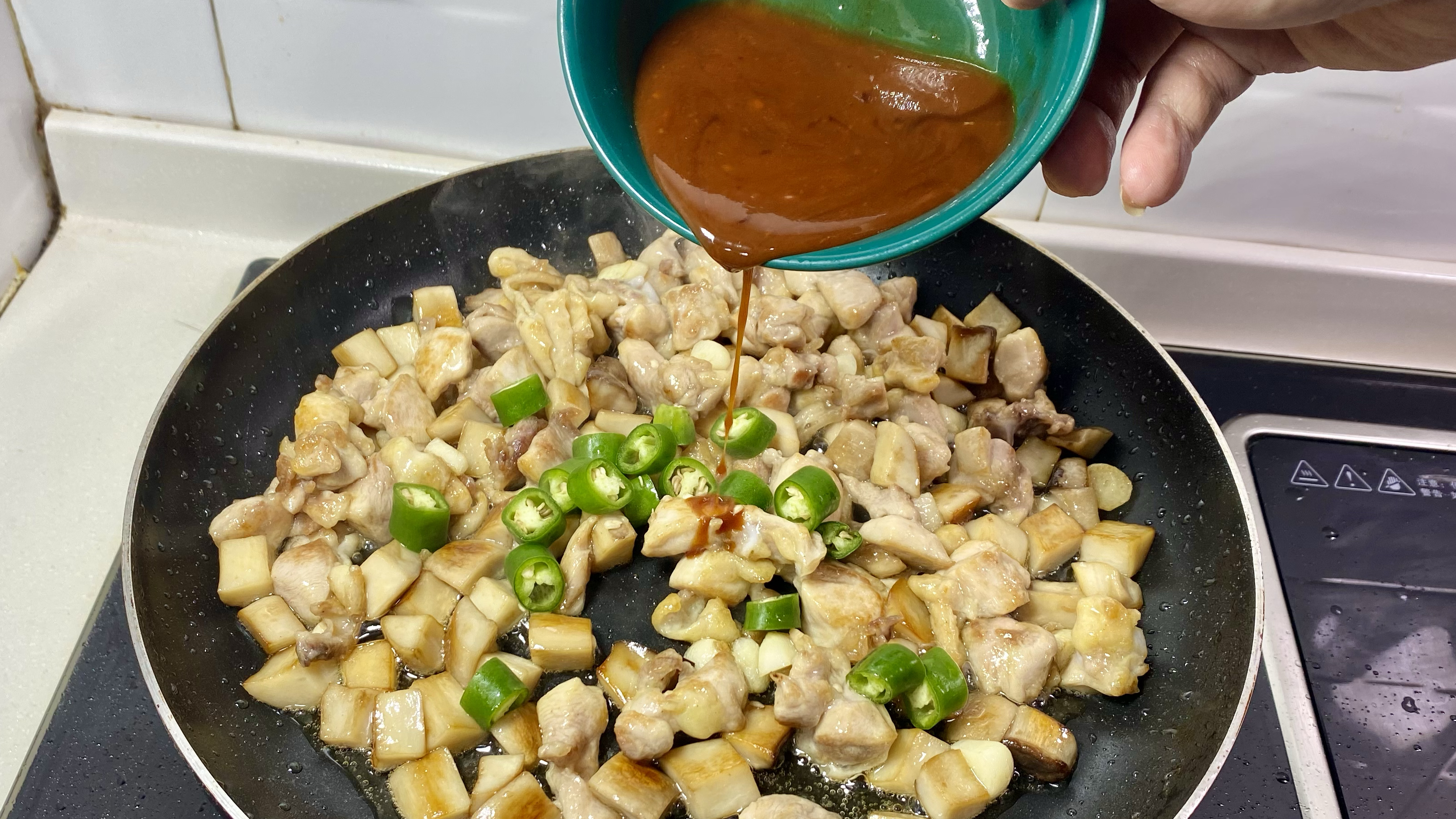 杏鲍菇和鸡腿这样一烧太好吃了,鸡肉吸收了蘑菇的香味太下饭了