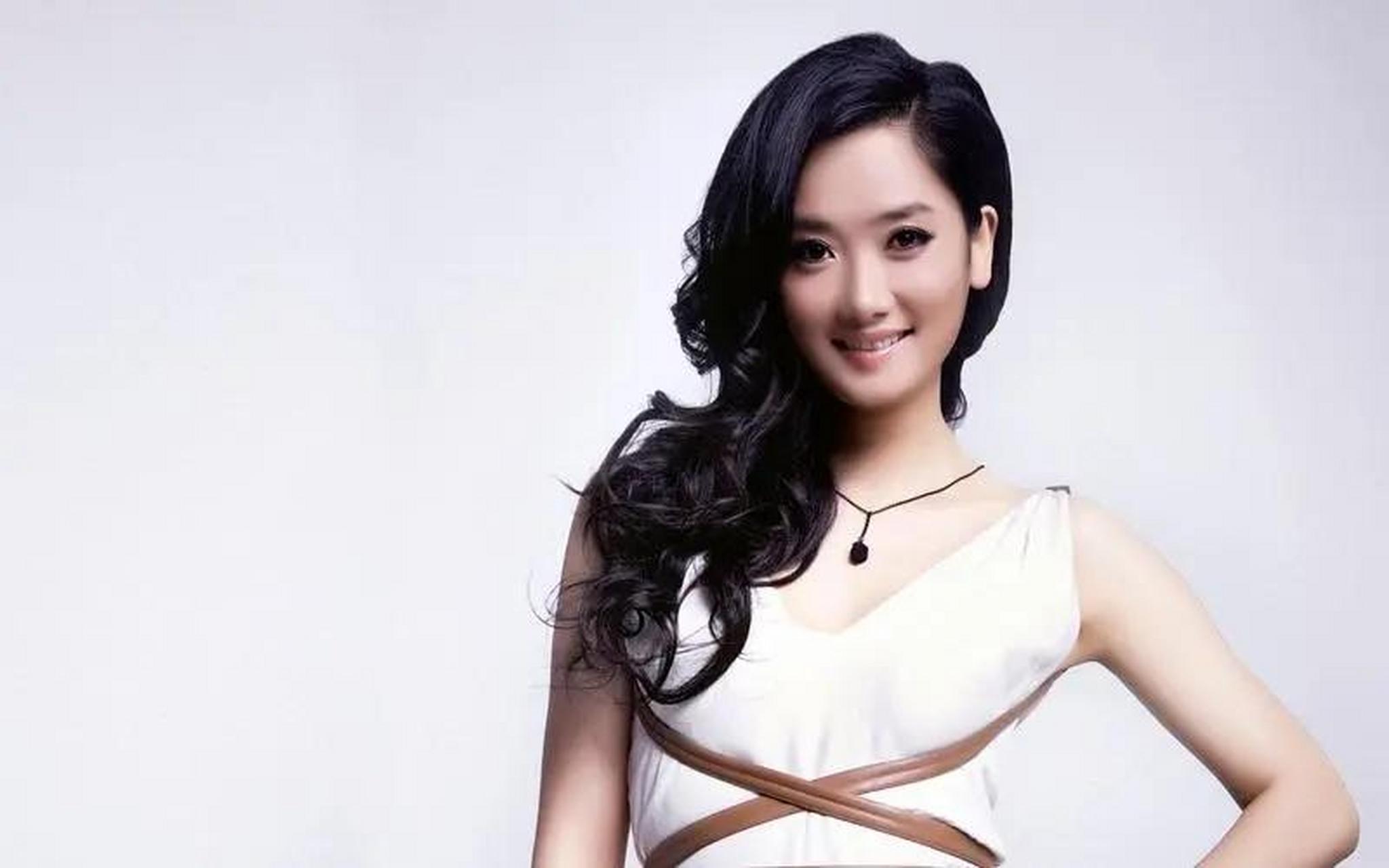 玲花说自己年轻时候的听众都是五六十岁的人,然后自己跟曾毅现在四