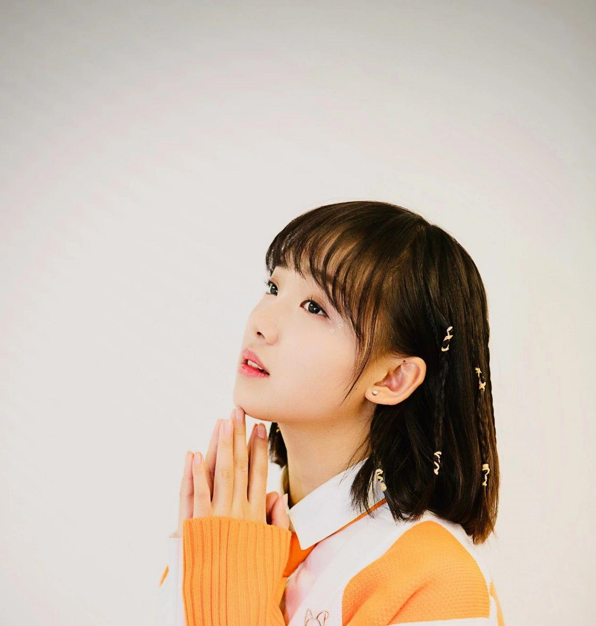 吕小雨穿着拼接针织开衫 白色衬衫,看着很可爱