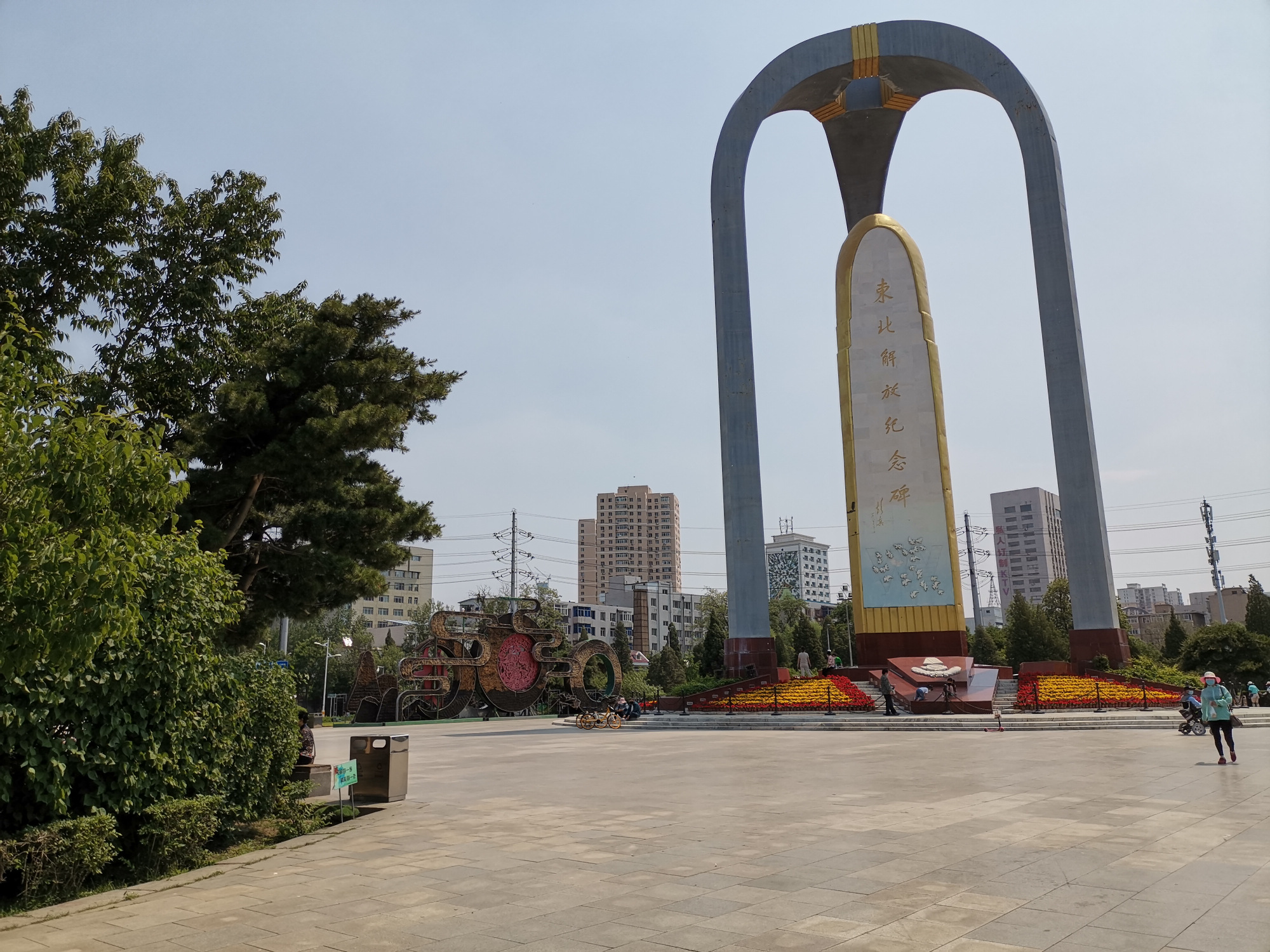 东北解放纪念碑,三省政府共同建立,在沈阳和平广场的正中央