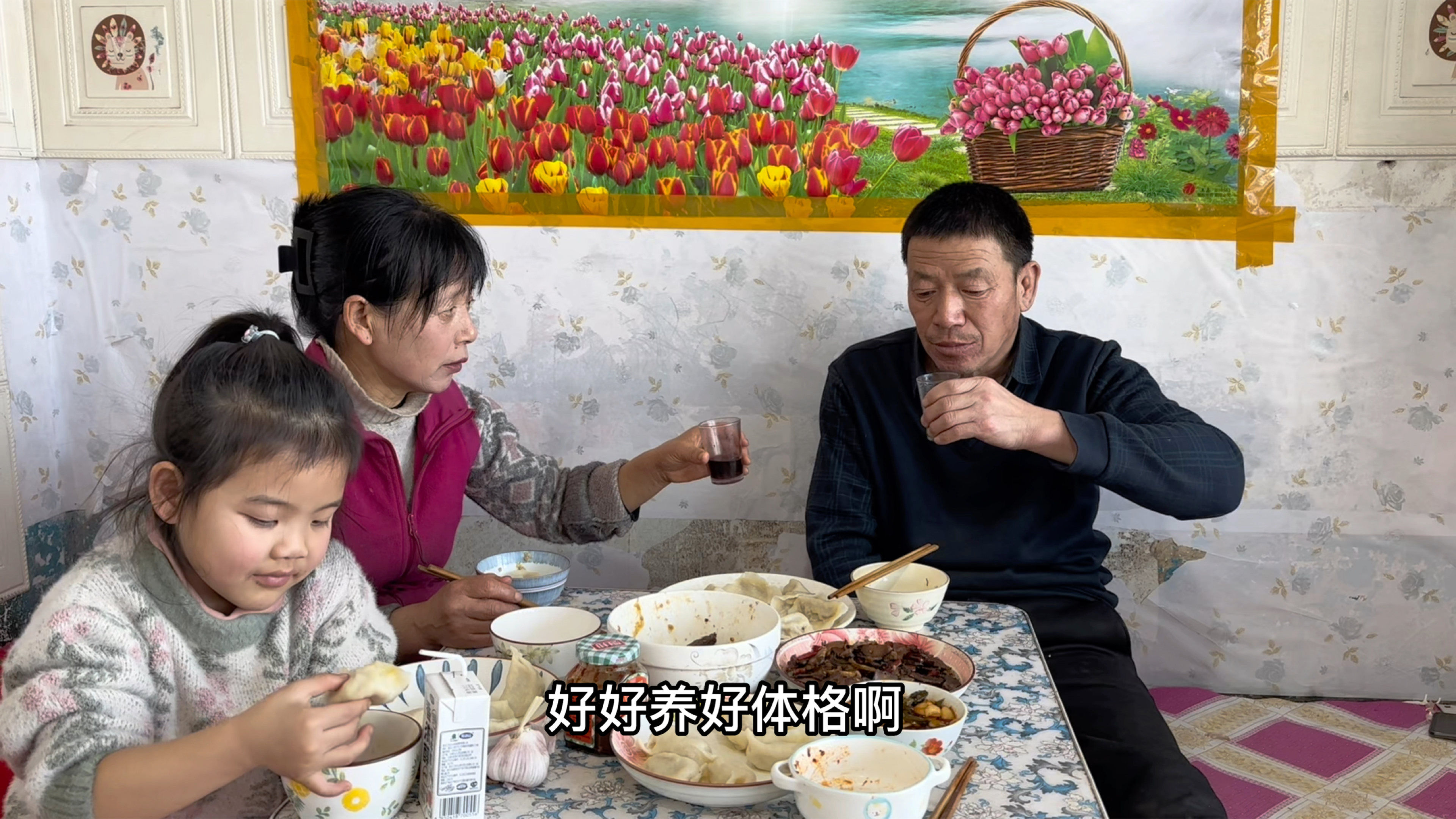 正月二十五填仓节，东北老妈擀面皮包饺子，酸菜猪肉馅的就是香！