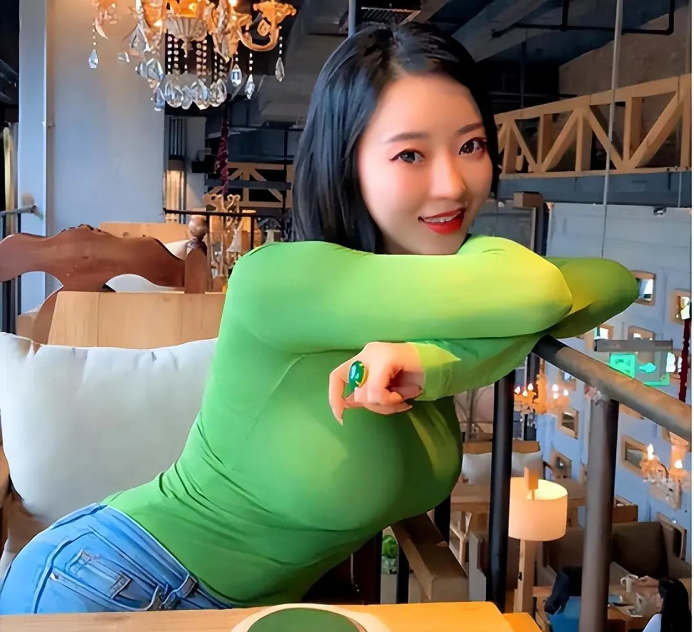 御宅女神蒋娉婷因刘强东走红,穿上牛仔裤的那一刻 作为第一性感宅男