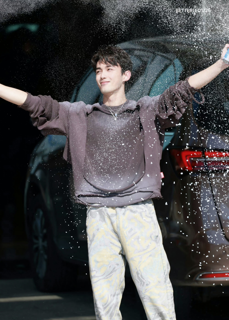 没想到吴磊这样的年轻帅哥也不抗老,这才多大,鱼尾纹就出来了.