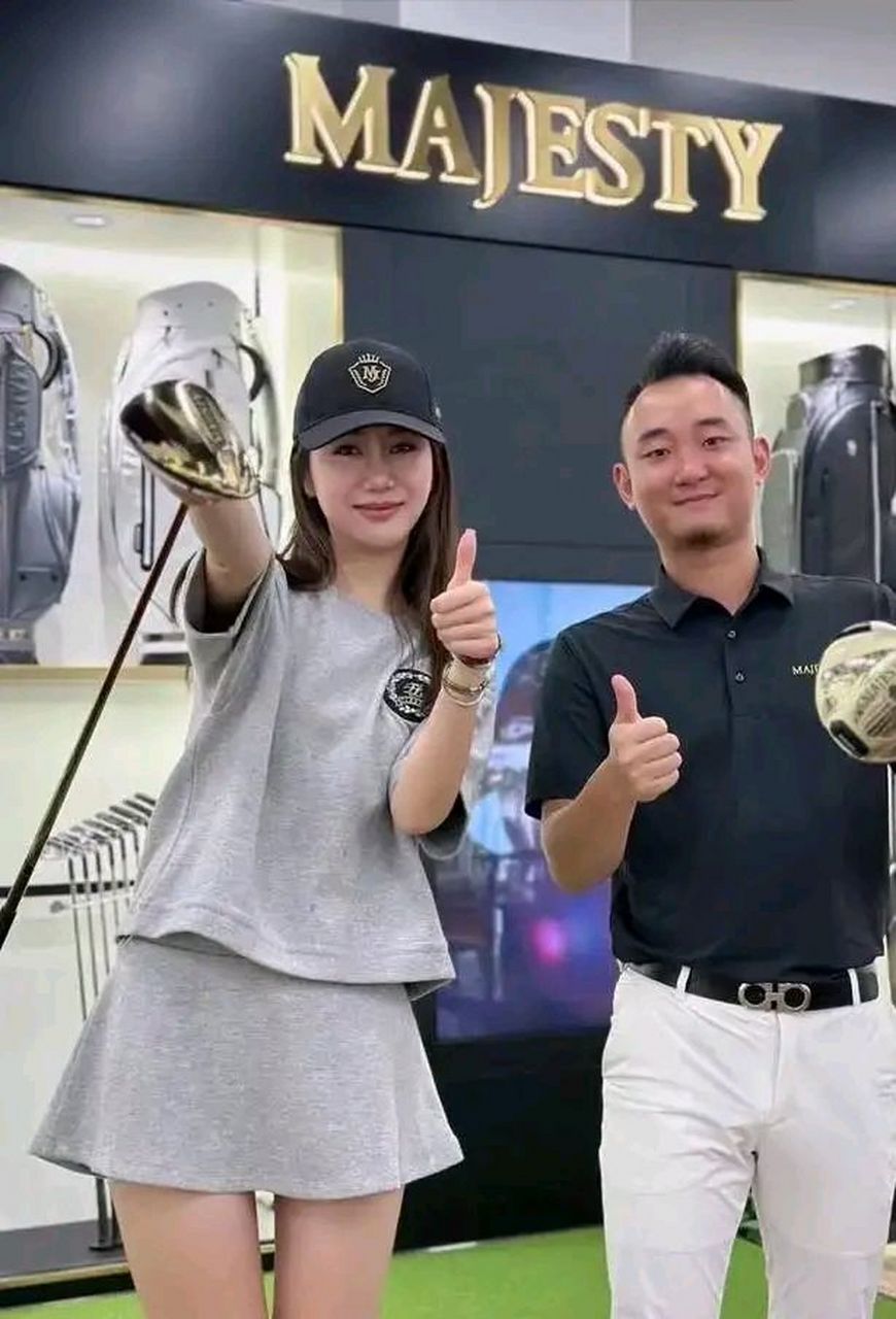 近日,孙悦和翟晓川的妻子杨思雨相聚,引起了球迷们的关注.