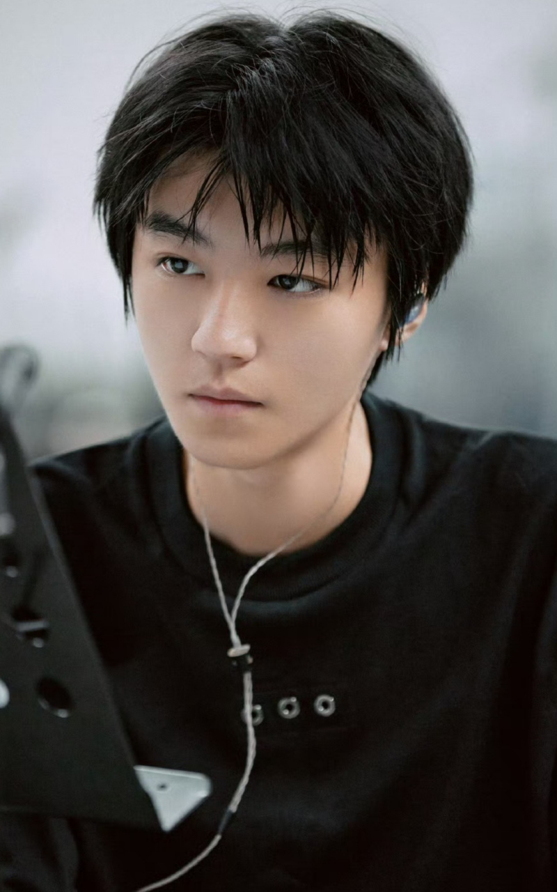 王俊凯近照明显又瘦了不少,侧脸下颌线清晰可见,素颜皮肤也晒黑了一些