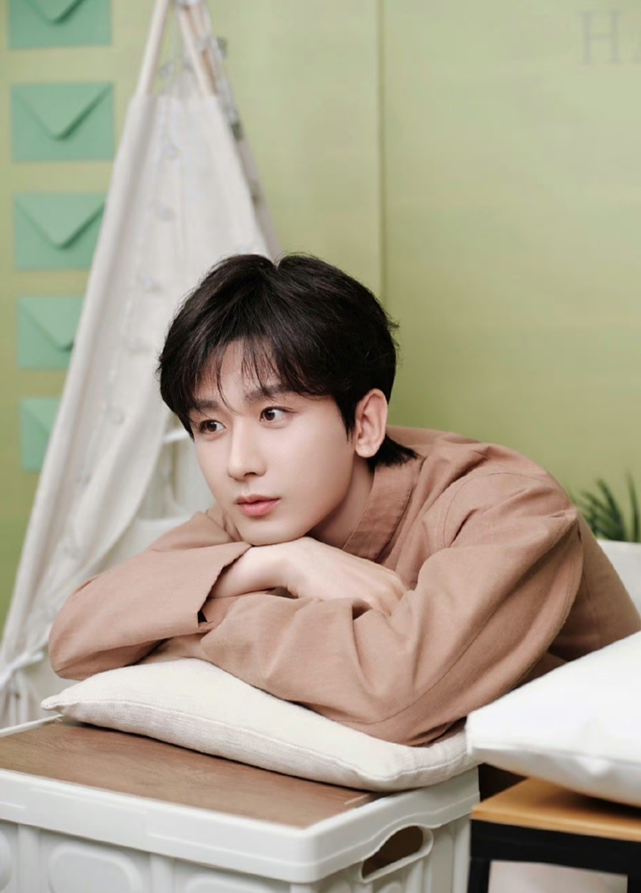 演员成毅,坚持用实力和才华证明自己,断的朝这个目标努力,不忘初心