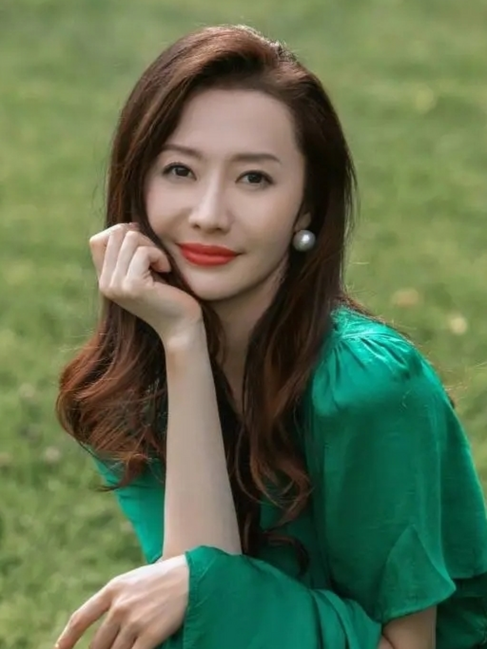 杨斯也是低调沉稳的走着自己演绎之路,观众们对她的人格魅力,演技的