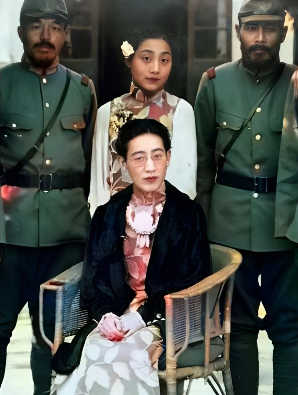 1937年,31岁的川岛芳子与一干人在天津东兴楼的合影.
