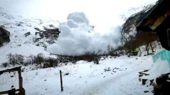 云南一景区发生雪崩，游客边跑边拍（现场画面曝光视频）