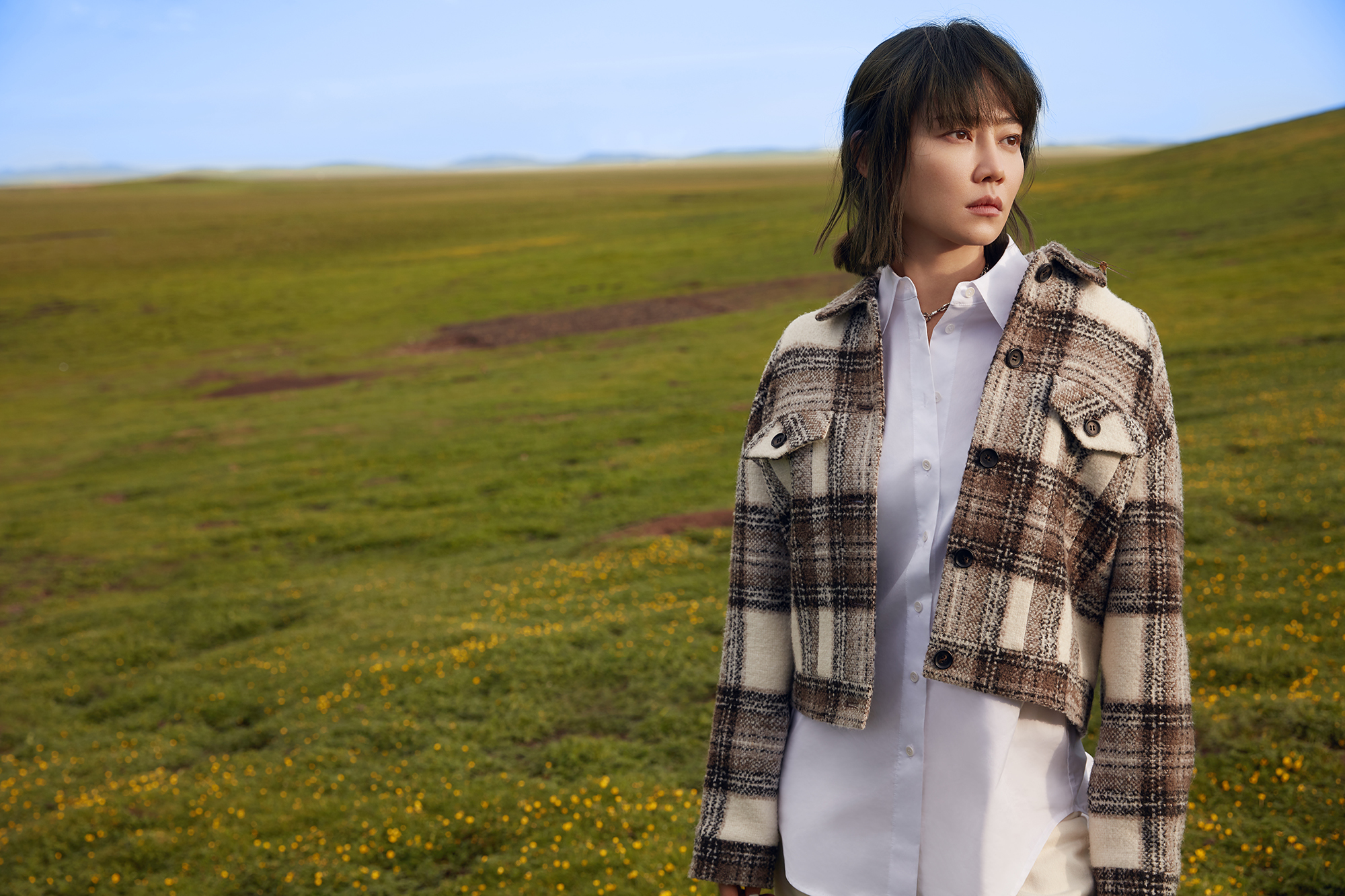 谭卓大片曝光,和大自然间的互动让人看着十分舒适,简约又大方