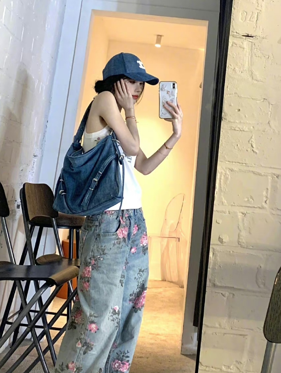 鞠婧祎出门逛街自拍展示穿搭,裤子上绣着粉色花瓣个性十足,松松垮垮