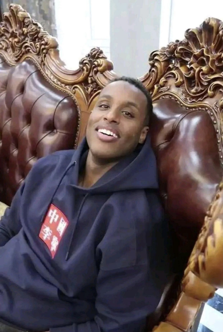 这个黑人伊博可不简单,他的粉丝拥有1200万短视频达人,他来自非洲