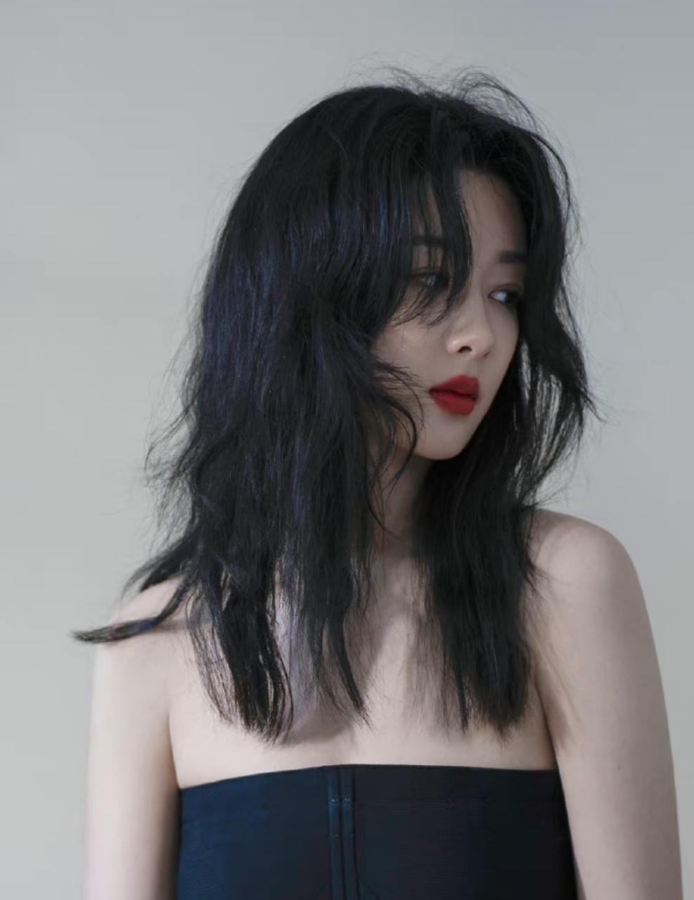 杨紫再来展示新风格,大红唇,披肩蓬松长发,黑色礼服,尽显深沉文艺御姐