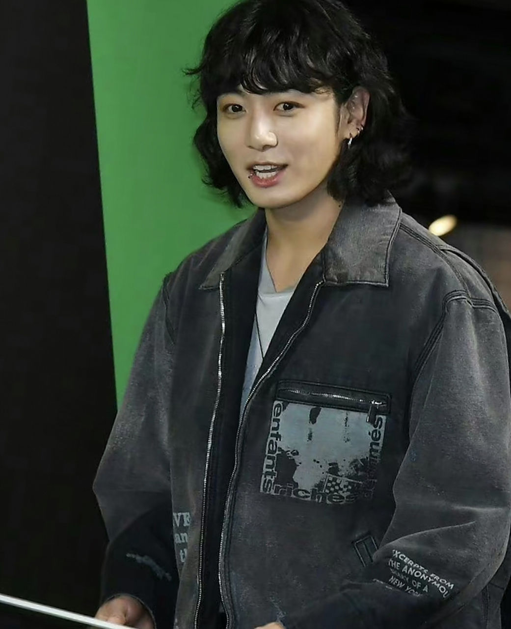 bts防弹少年团成员金泰亨,田柾国新闻生图,都是卷发造型#男扮女装