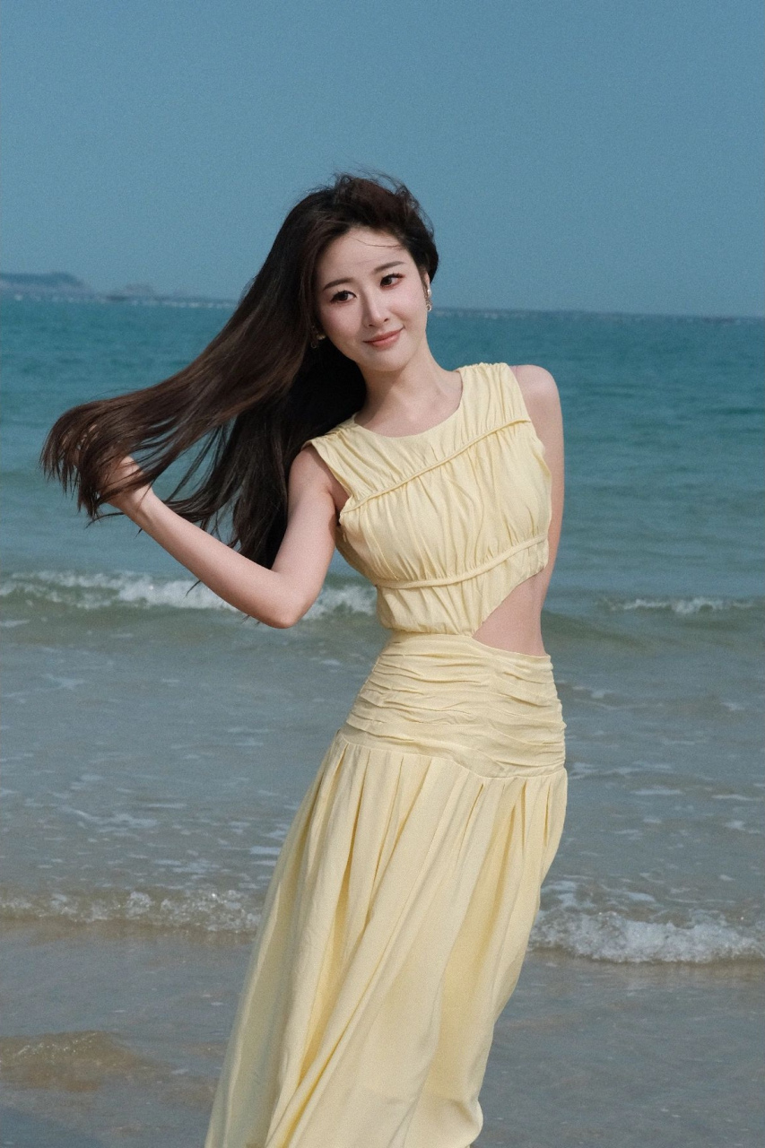 海边度假美女,长发飘飘一副淑女的形象