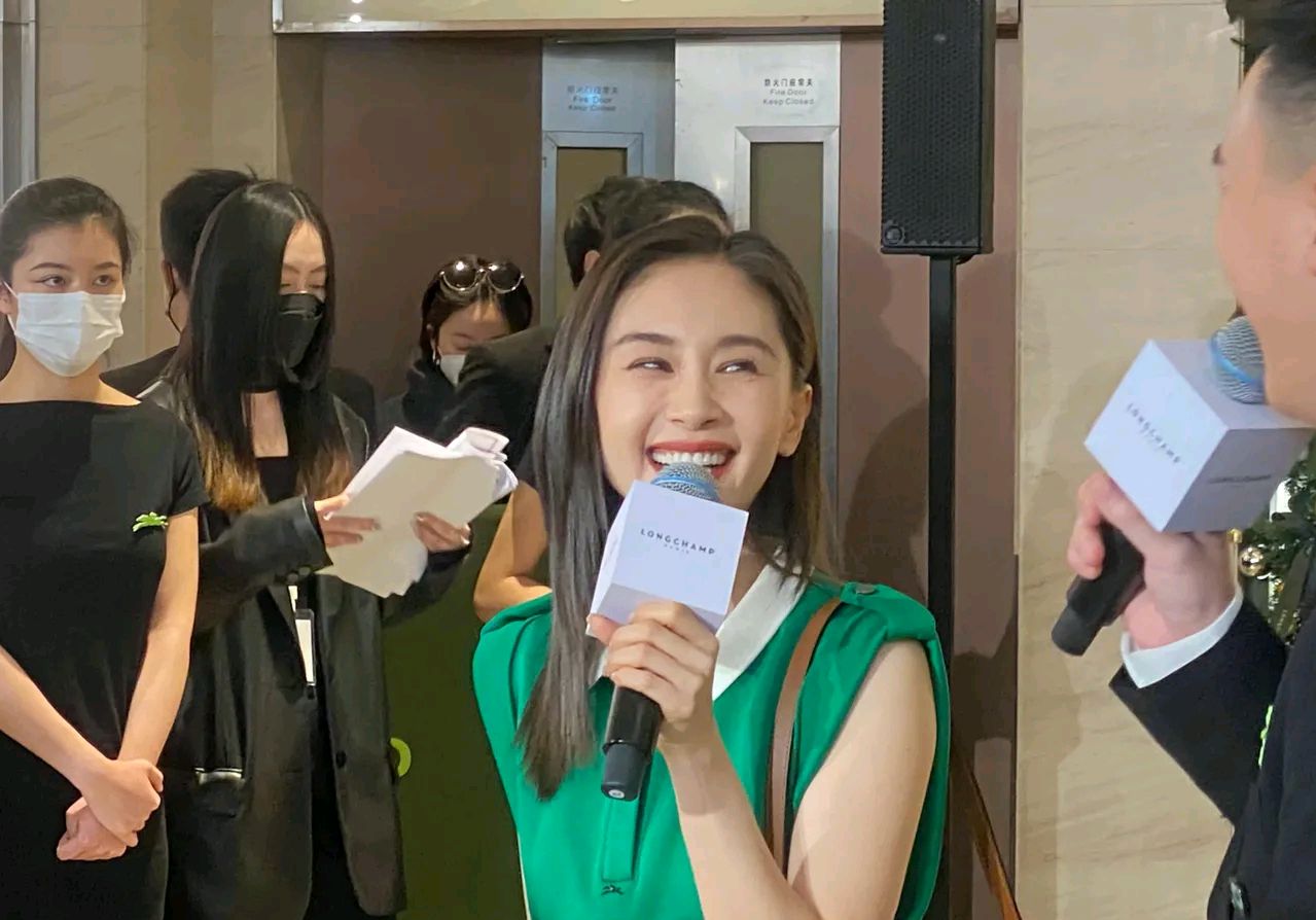 王子文在上海出席活动,穿绿色套装短裤,秀美腿,时尚感太强