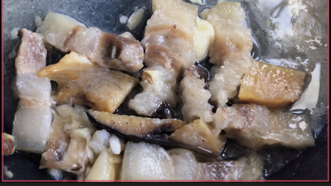 初伏天按耐不住又想吃肉了,那就炖一锅五花肉咸鱼汤吧!