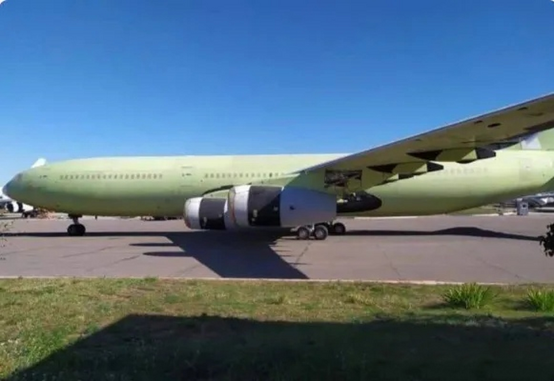 俄罗斯伊尔96-400m大型宽体客机下线.