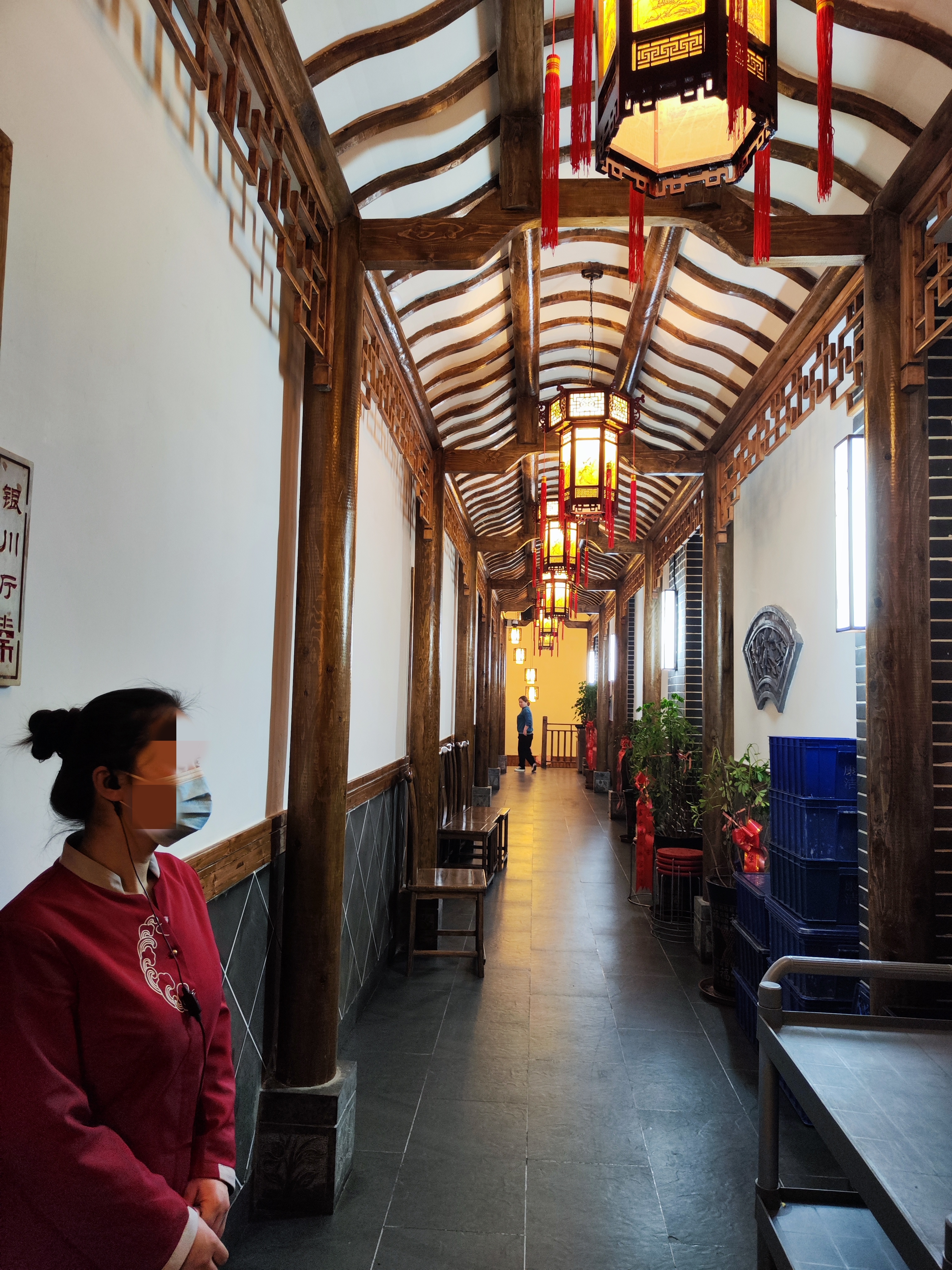 十五岁,初中毕业,做服务员