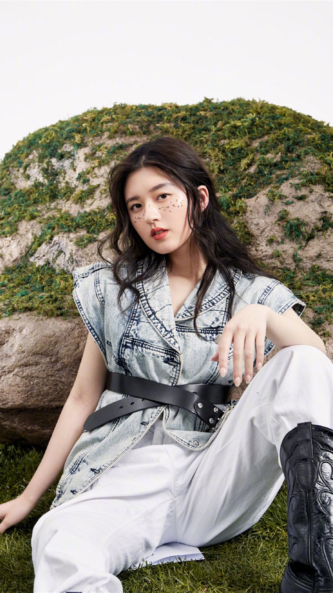 《传闻中的陈芊芊》女主角赵露思野外写真,时而甜蜜时而酷帅