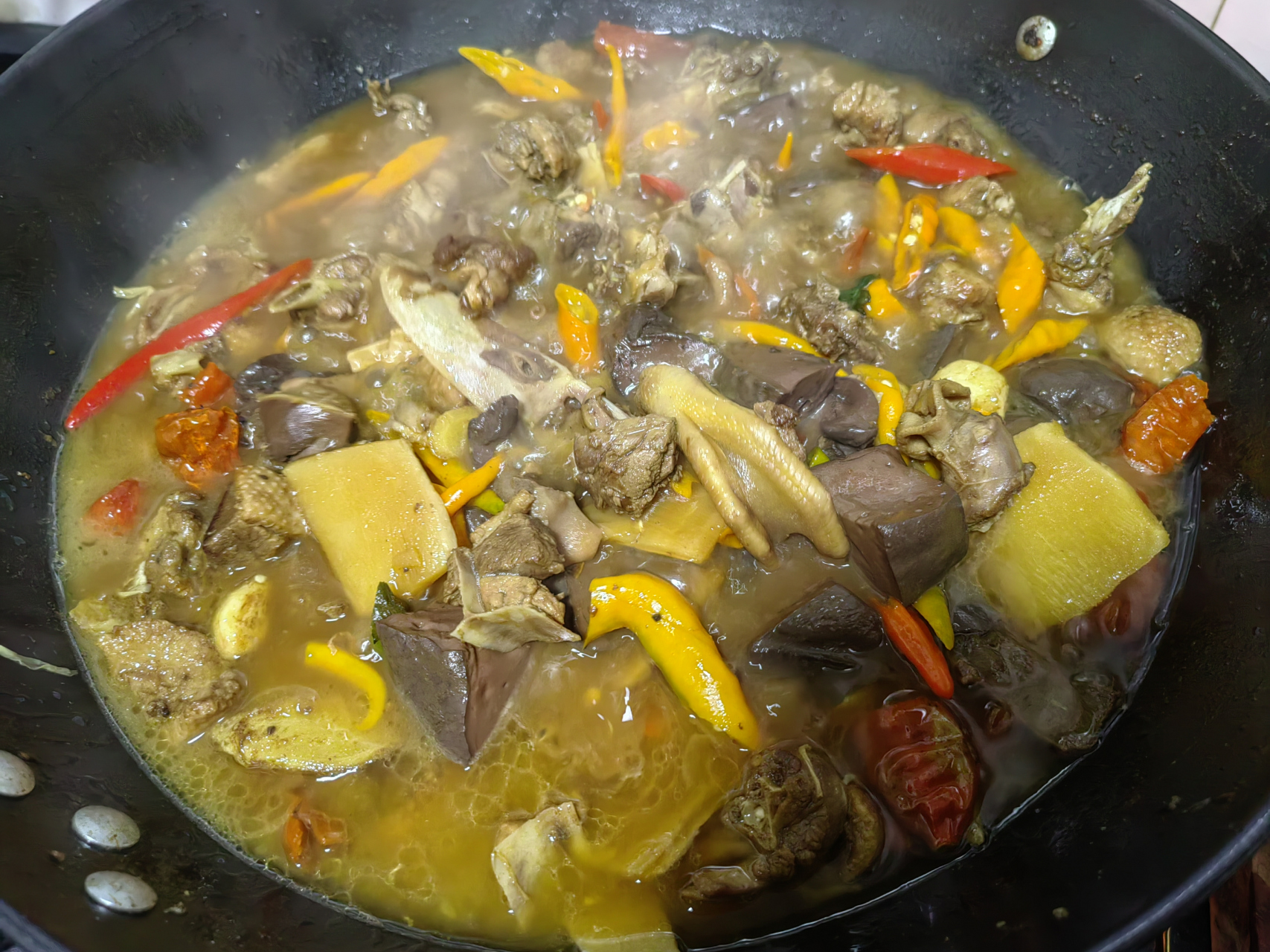 南雄酸笋焖鸭,是一道经典家常菜.看似简单实则不然.