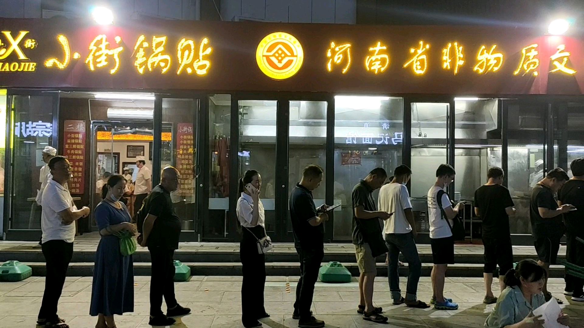 洛阳最受欢迎的小吃-小街锅贴,从早到晚不间断排队,真的好吃吗