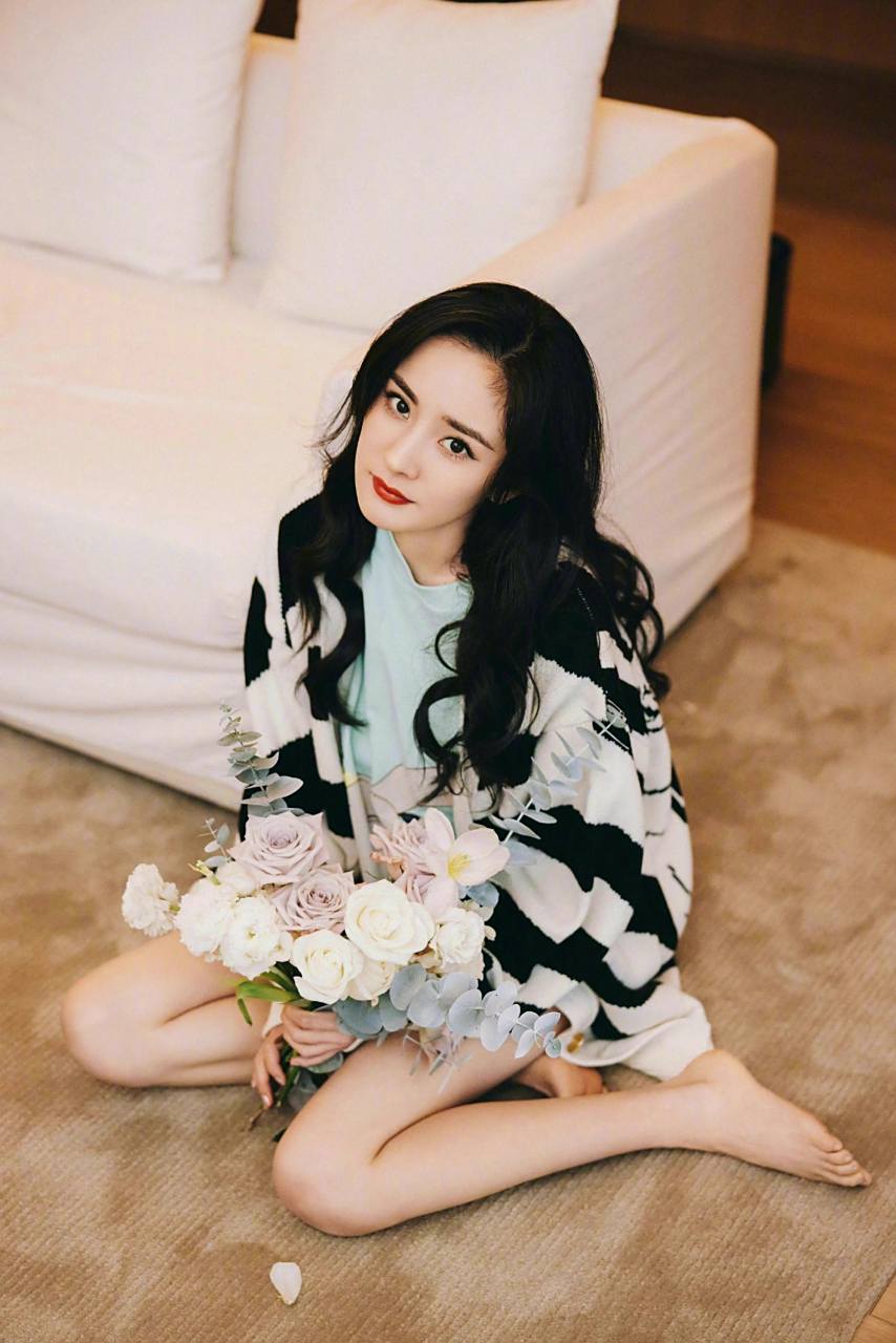 杨幂白嫩的美脚丫