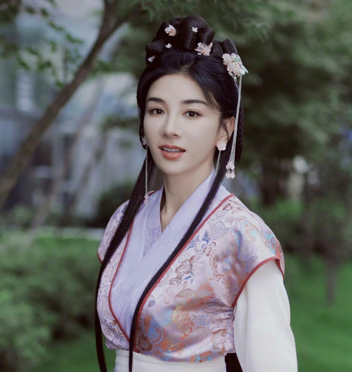 黄奕的古装造型真的很惊艳,仿佛古代穿越过来的侠女.