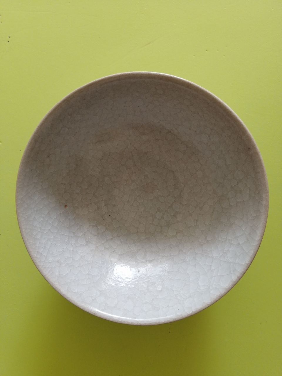 宋汝窑鱼鳞纹开片,模印莲瓣纹碗:      汝窑,宋代五大名窑之一,因窑址