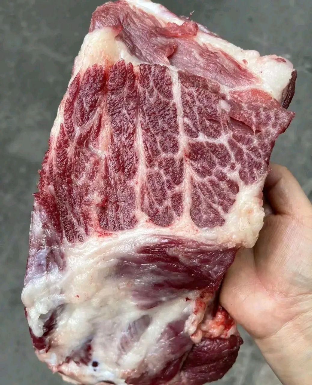 我忍不住问她:"买这么多雪花猪肉干嘛啊?