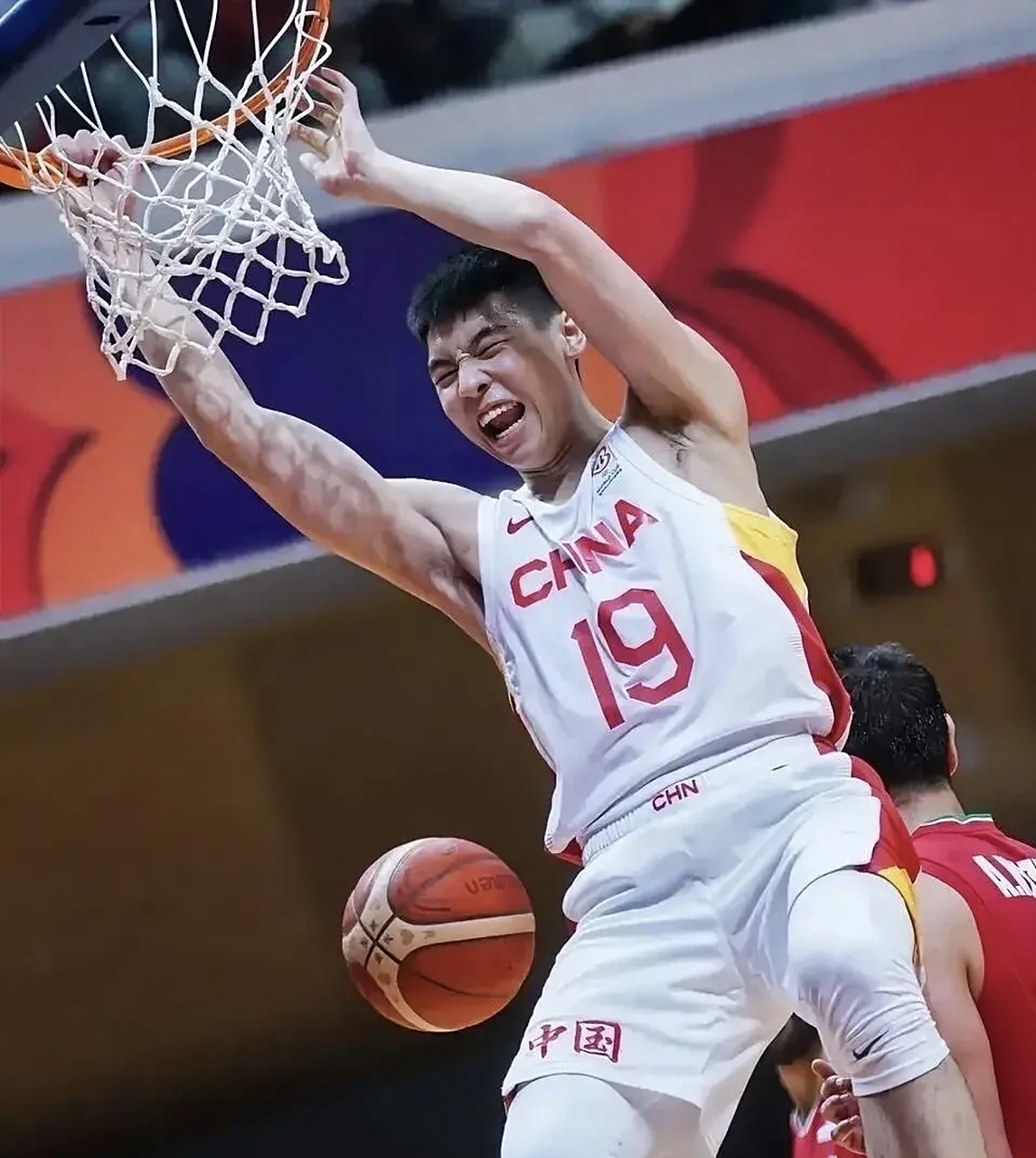 中国男篮小前锋崔永熙,2003年出生,身高199厘米,体重93公斤,臂展606