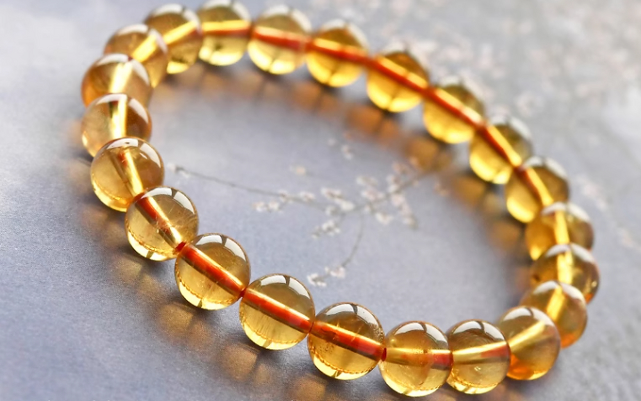 这种宝石的黄色越深,越鲜艳,其价值就越高.