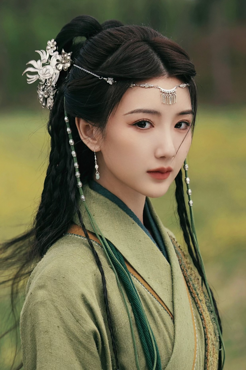 被毛晓彤的"古装造型"惊艳到了!又飒又酷,眼神极到位.