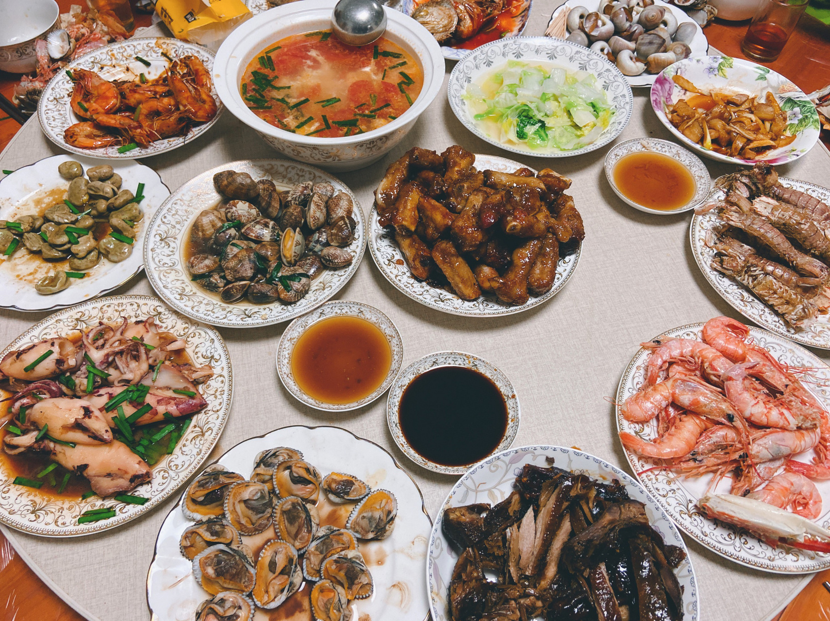 今晚请同事吃饭,五个同事,点了八菜一汤,总共消费￥515块,餐厅老板是